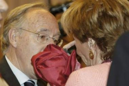 Manuel Pizarro conversa con De la Vega.