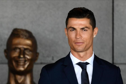 Cristiano Ronaldo, junto a su busto en Madeira