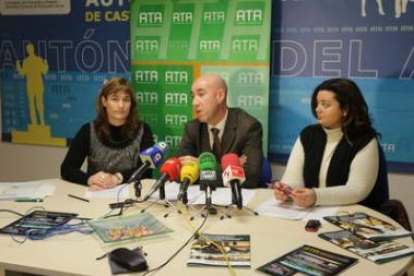 Yolanda Ferreras, José Miguel García Bellido y María Jesús Pérez, ayer en la sede de ATA.