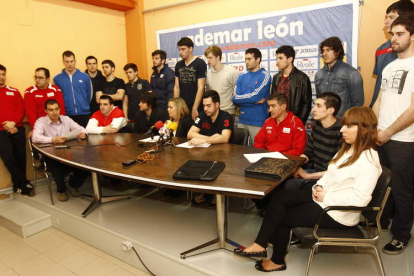 Los impulsores de SOS Ademar ayer junto a Cadenas y a la plantilla del Ademar.