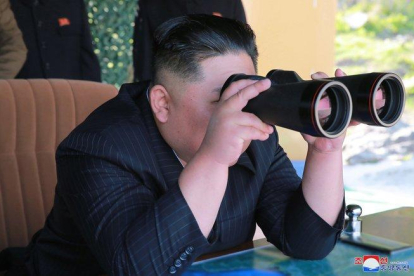 El líder de la República Popular Democrática de Corea, Kim Jong-un observa un simulacro de ataque de unidades militares.