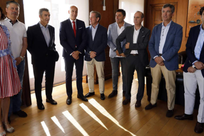 Diez, Travesí y García Copete se reunieron con los representantes de la Cámara de Comercio e Industria de León. MARCIANO PÉREZ