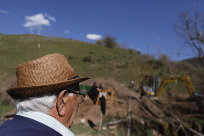 Lorenzo Rodríguez, una de los familiares, contempla la exhumación en Valle Vainilla. FERNANDO OTERO