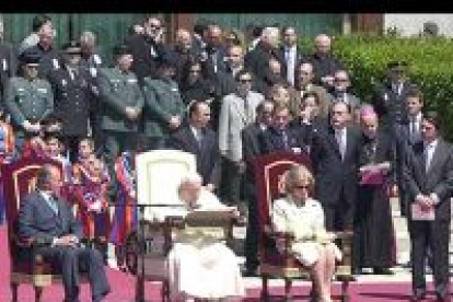 El Papa fue recibido en Barajas por los Reyes de España y por parte del Gobierno, con José María Aznar a la cabeza.