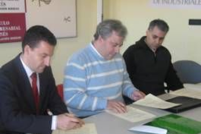 Pablo de Juan, Abel Ángel Macías y José Blanco en la firma del convenio