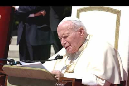 El Papa pronuncia unas palabras a su llegada al aeropuerto de Barajas. Juan Pablo II lanzó un mensaje de paz y abogó por la unidad de España.