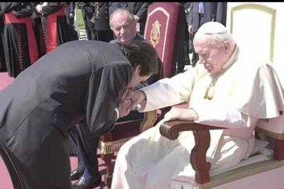 Aznar da la bienvenida al Papa y lo saluda besándole el anillo.