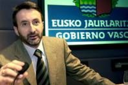 El portavoz del Gobierno vasco, Josu Jon Imaz, ayer en rueda de prens