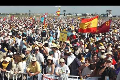 Miles de jóvenes llenaron desde por la mañana la explanada de Cuatro Vientos con el objetivo de conseguir un buen sitio para ver al Papa.