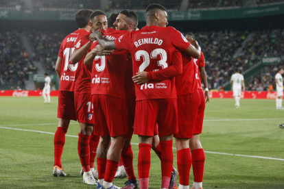 Los jugadores del Atlético de Madrid celebran el segundo gol logrado ante el Elche. MANUEL LORENZO