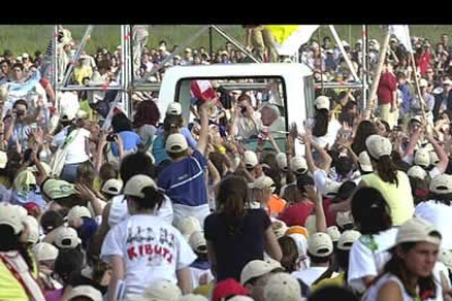 Más de medio millón de personas congregadas en Cuatro Vientos recibieron al Papa con vítores y gritos de alegría.