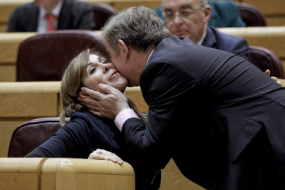 Alicia Sánchez Camacho saluda al portavoz del PP en el Senado, José Manuel Barreiro.