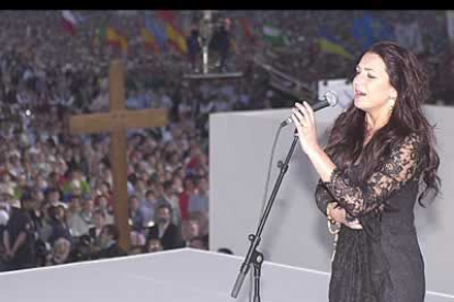 La cantante Niña Pastori cerró el acto de Cuatro Vientos cantando el Ave María.