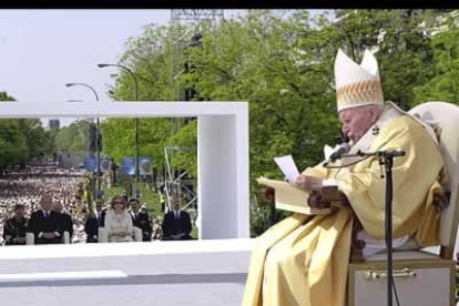 Misa de canonización de cinco beatos españoles ante miles de fieles en la plaza de Colón de Madrid.