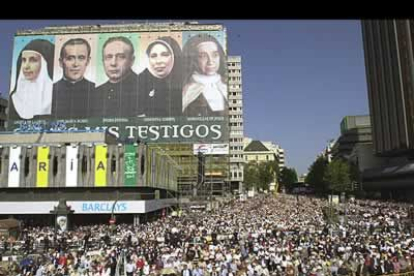 La misa de canonización de Pedro Poveda, José María Rubio, Genoveva Torres, Ángela de Cruz y Maravillas de Jesús se prolongó durante casi tres horas.