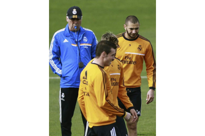 Ancelotti, izquierda, junto a Karim Benzema, derecha, Coentrão y Garteh Bale, centro.