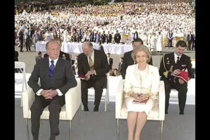 Los Reyes asistieron a este último gran acto de la visita del Papa a Madrid y fueron también los encargados de despedirle.