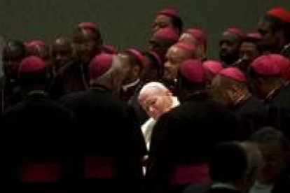 El Papa Juan Pablo II rodeado por sus cardenales durante una audiencia en el Vaticano