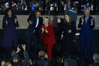 Los Clinton y los Obama, durante el acto de fin de campaña, este lunes en Filadelfia.