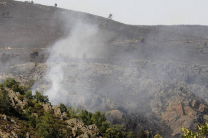 El incendio de Quintana del Castillo se mantiene aún activo aunque ya sin llamas