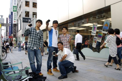 A la entrada de la tienda de Apple en el lujoso barrio de Ginza, en el centro de la capital, jóvenes nipones apasionados del iPhone, acampan a la espera de que se inicie en Japón la venta de los nuevos modelos de "smartphone" iPhone de Apple, 5S y 5C.