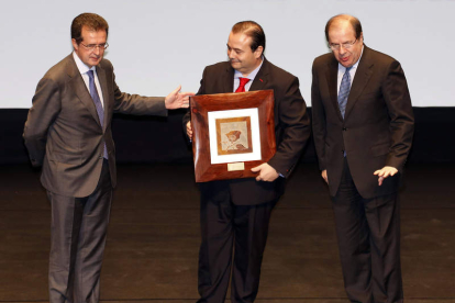 Ulibarri, José Gómez, propietario de la firma ‘Joselito’, y Herrera, ayer, en la entrega.