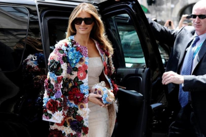 Melania Trump luce su abrigo Dolce&Gabanna de 46.000 dólares en Sicilia.