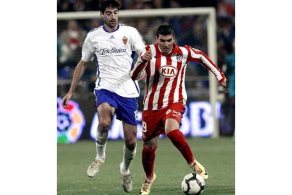 José Antonio Reyes intenta avanzar con el balón ante el maño Arizmendi.