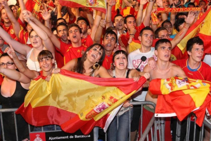Aficionados de la selección viendo un partido de España en una pantalla en Barcelona en el Mundial del 2010
