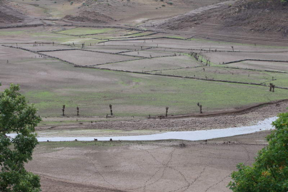 El embalse de Los Barrios de Luna, reducido a un riachuelo por la sequía.