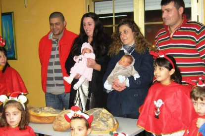 Las familias de los niños recibieron ayer el curioso 'cheque-bebé' del jamón y la hogaza
