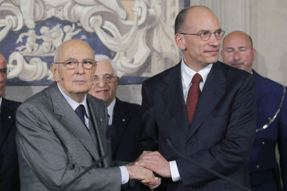 Giorgio Napolitano y Enrico Letta, tras anunciar la lista de ministros del nuevo Ejecutivo.
