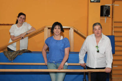 María Montiel, Lorena Prieto y María Beirán, afectadas por esclerosis múltiple, en el gimnasio de rehabilitación de Aldem.