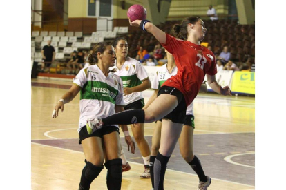 Loreto supera la defensa del Elche y se prepara para lanzar a puerta.