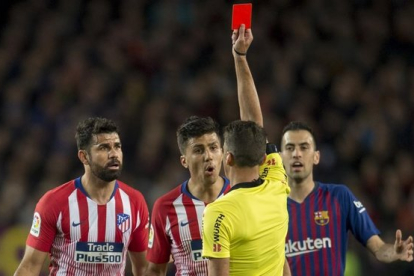 El árbitro Gil Manzano muestra la tarjeta roja a Diego Costa por insultar a su madre.