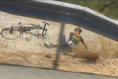 El ciclista del Movistar se fue al suelo bajando el alto de Tollos cuando iba fugado