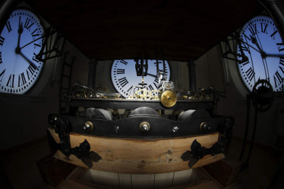 Detalle de la maquinaria del reloj de la Puerta del Sol. JUAN CARLOS HIDALGO