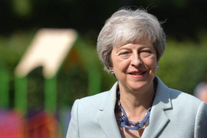 Theresa May, este jueves, a su llegada al colegio electoral para votar en las europeas, en Londres.