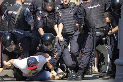 Un grupo de policías detienen a manifestantes, en la protesta del sábado en Moscú.