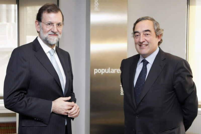 Rajoy junto al presidente de la CEOE, Rosell. También se reunió con los sindicatos.