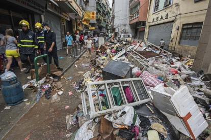 Destrozos en una calle tras el paso del tifón Hato en Macao.
