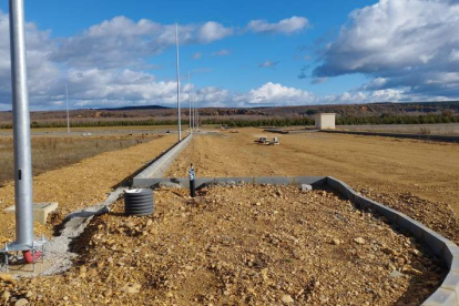 Parcelas del polígono de Almanza, pendientes de hacer las aceras y asfaltar los accesos. CAMPOS