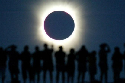 Unos turistas observan un eclipse solar total en Australia, en el 2002.