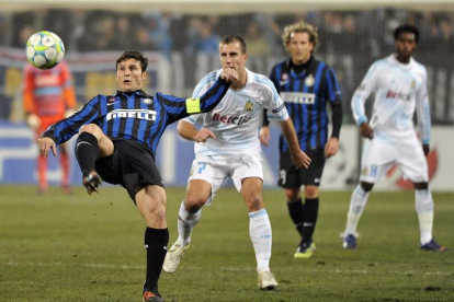 Zanetti pelea por un balón ante la oposición de los futbolistas del Olympique de Marsella.