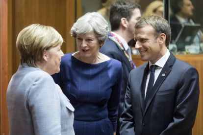 La canciller alemana, Angela Merkel, habla con la primera ministra británica, Theresa May, y con el presidente francés, Emmanuel Macron, antes del comienzo de la cumbre del Consejo Europeo en Bruselas.
