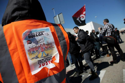 La negativa de Amazon a negociar un nuevo convenio de empresa y pasar así al sectorial provocó que los trabajadores protagonizaran la primera huelga del gigante del comercio electrónico en España.