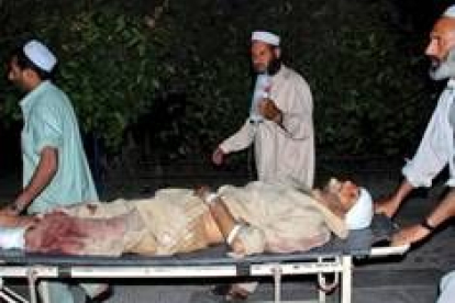 Uno de los heridos por la explosión de ayer en Pakistán es traladado al hospital de Peshawar