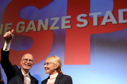 Peter Tschentscher y su mujer celebran el triunfo del SPD ayer, en Hamburgo.