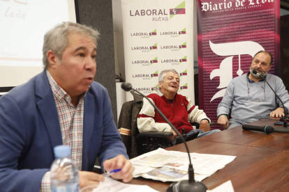 Joaquín S. Torné, director del Diario de León, Manuel, usuario, y Evaristo Menéndez, presidente de Aspace. RAMIRO