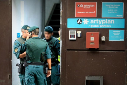 Agentes de la Guardia Civil a la entrada de la imprenta Artyplan, en Sant Feliu de Llobregat, este viernes.